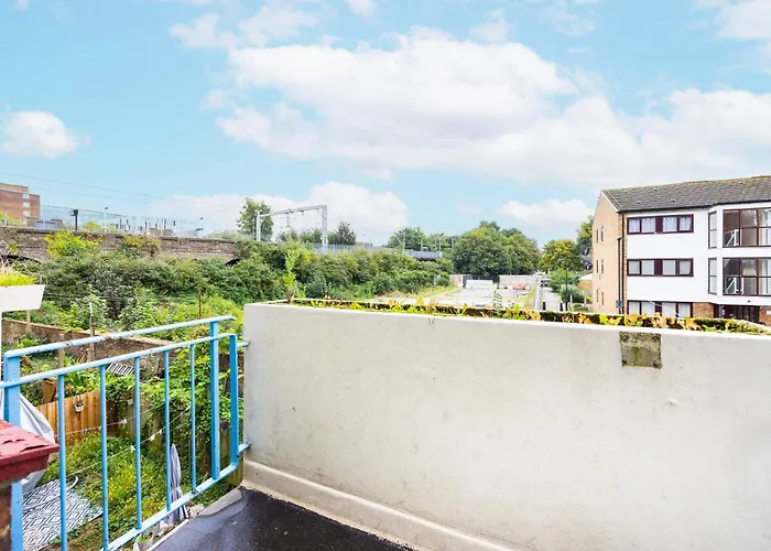 Garland Modern Close To Station 3 Bedroom City Apartment
