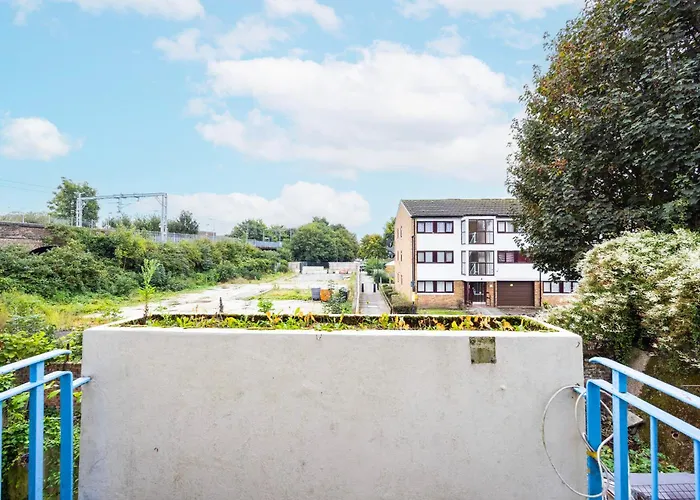 Garland Modern Close To Station 3 Bedroom City Apartment