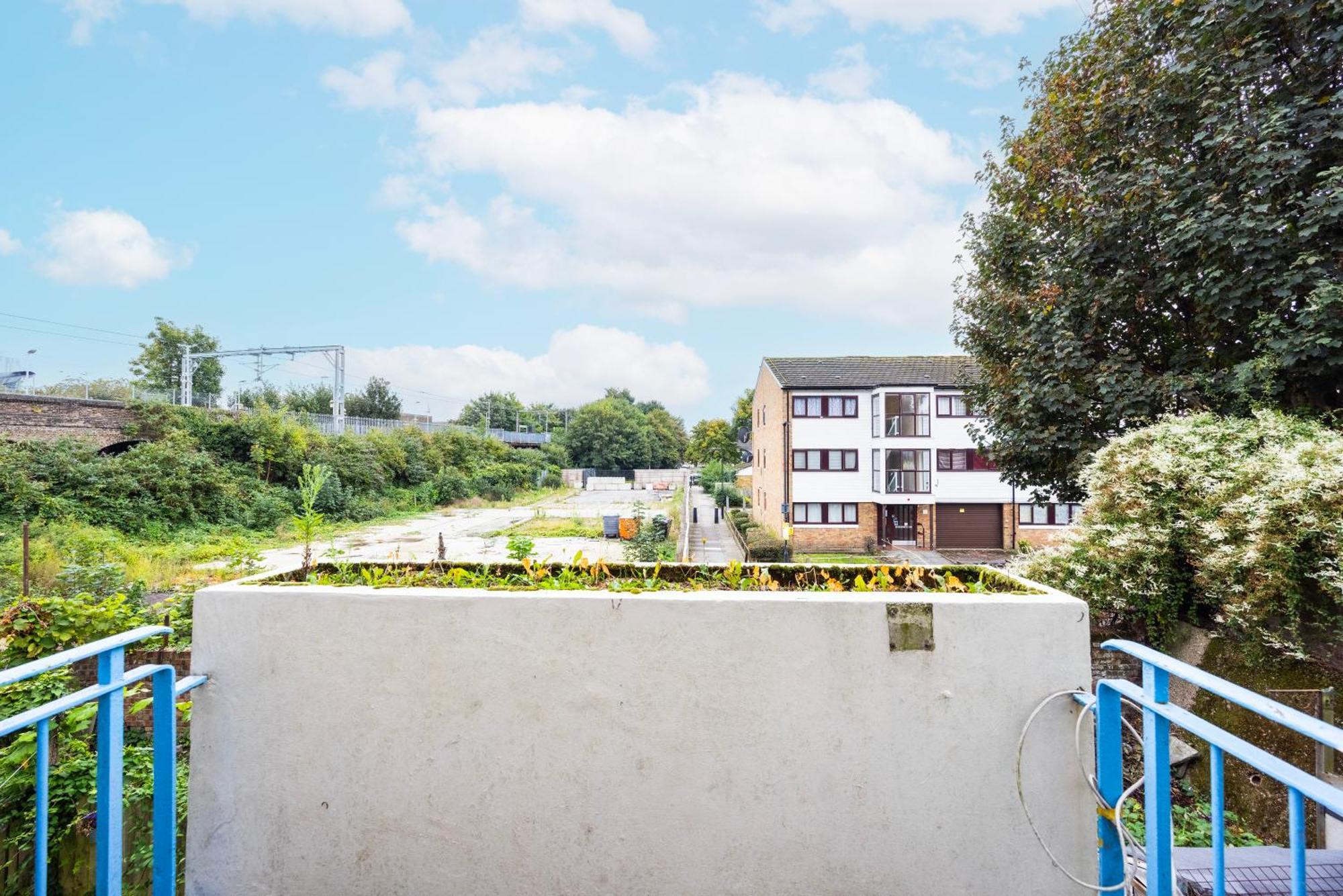 Garland Modern Close To Station 3 Bedroom