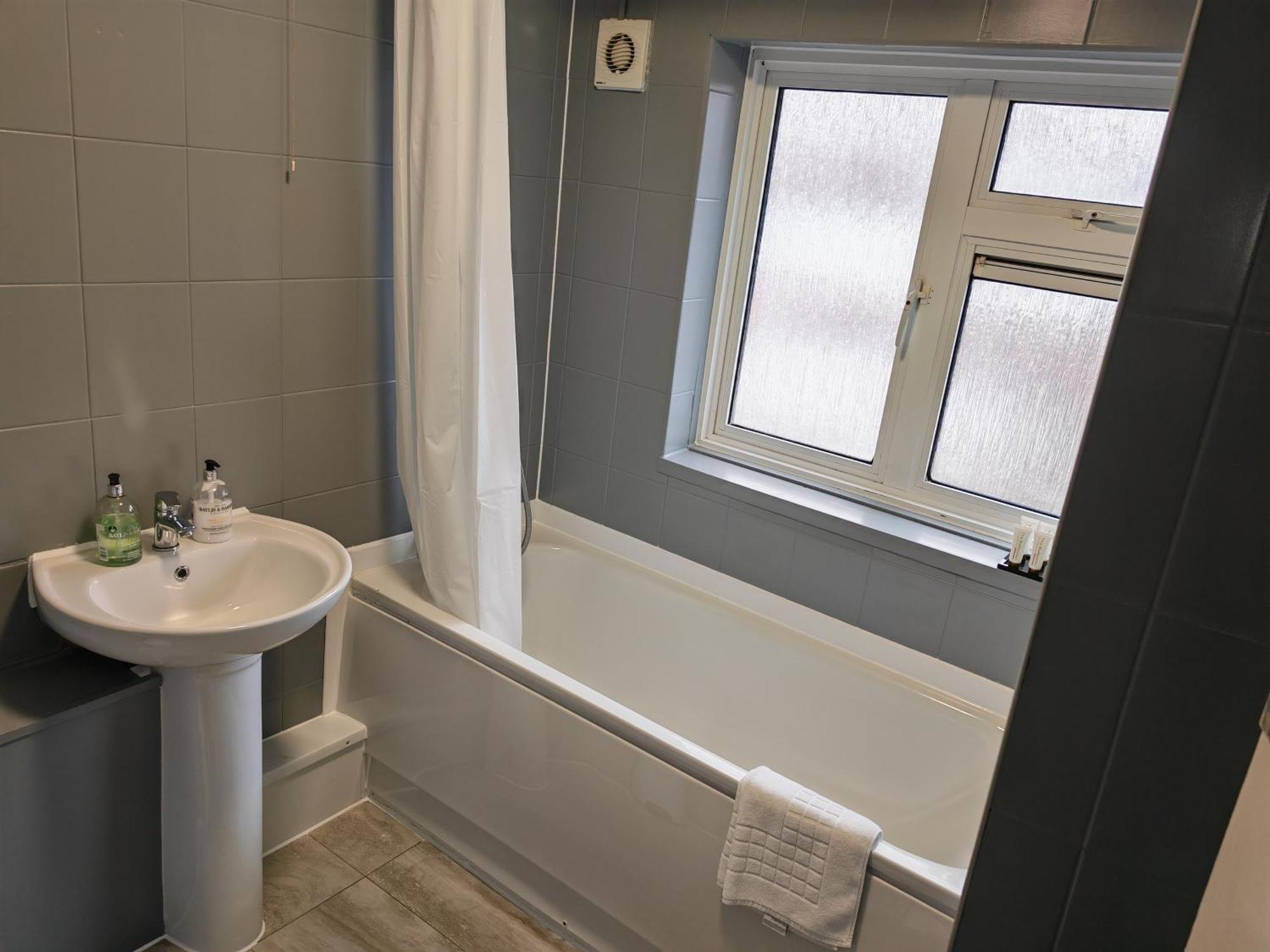 Garland Modern Close To Station 3 Bedroom Appartement