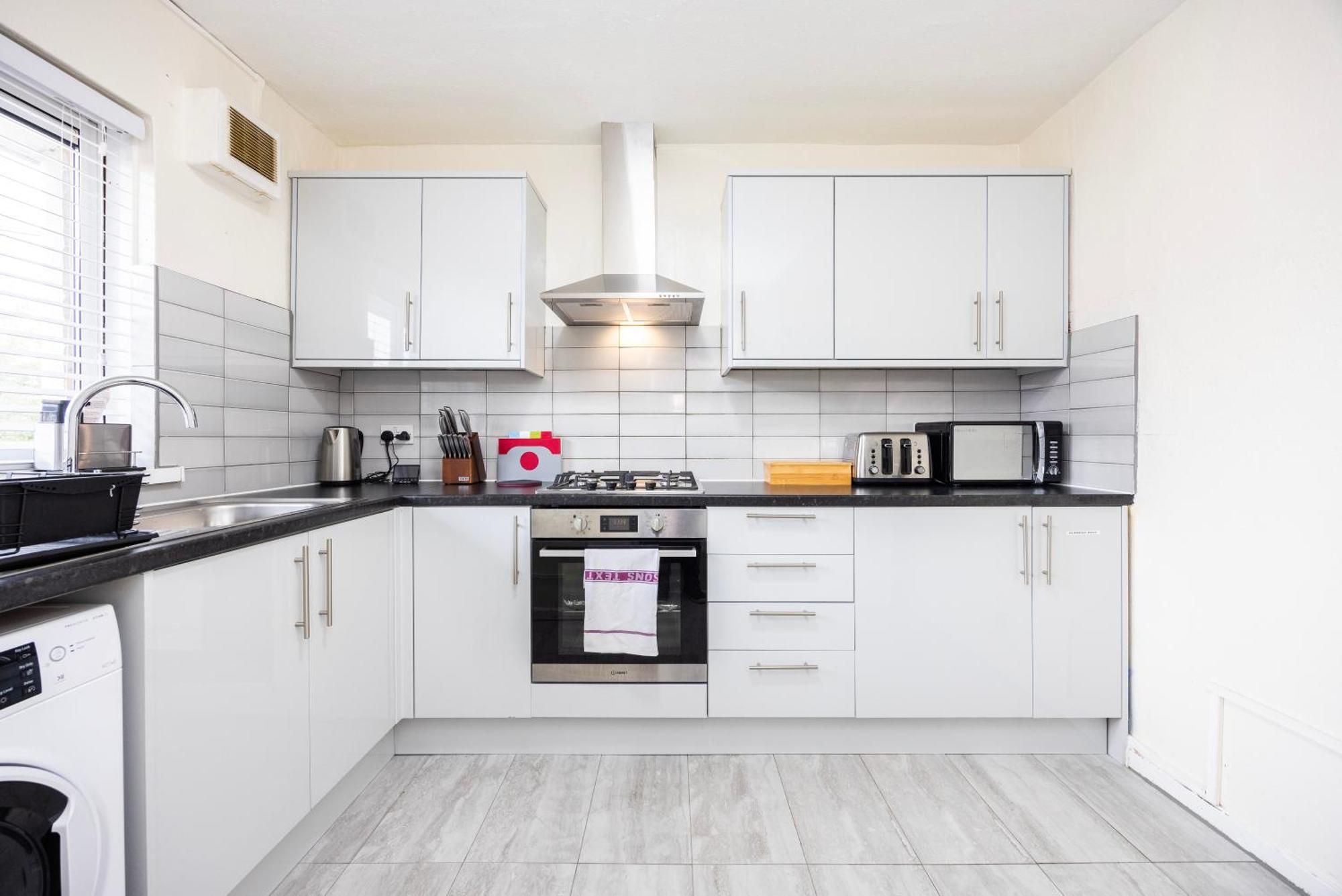 Garland Modern Close To Station 3 Bedroom Appartement *