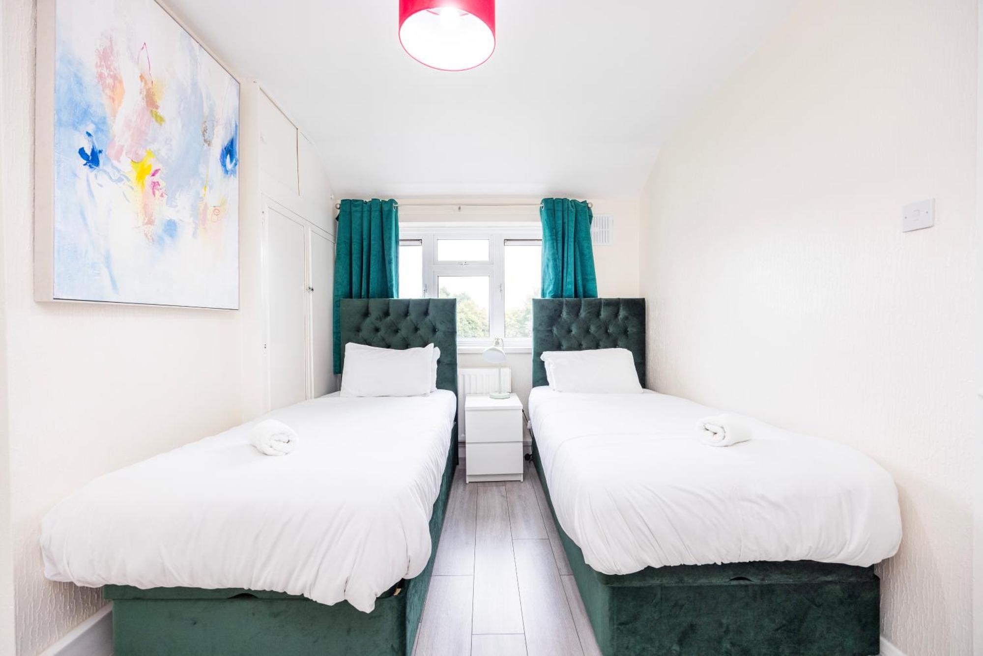 Garland Modern Close To Station 3 Bedroom Londen