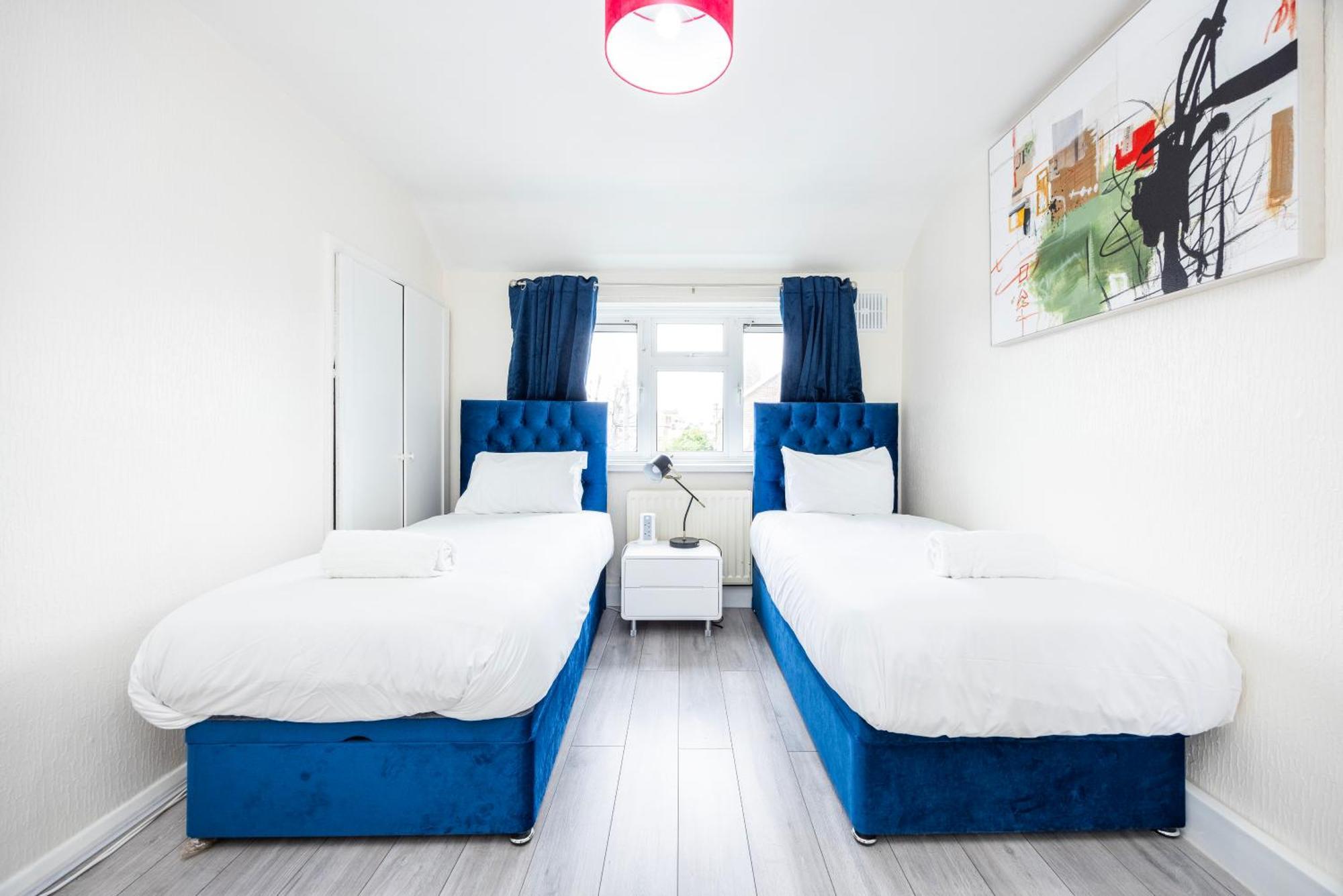 Garland Modern Close To Station 3 Bedroom Appartement *