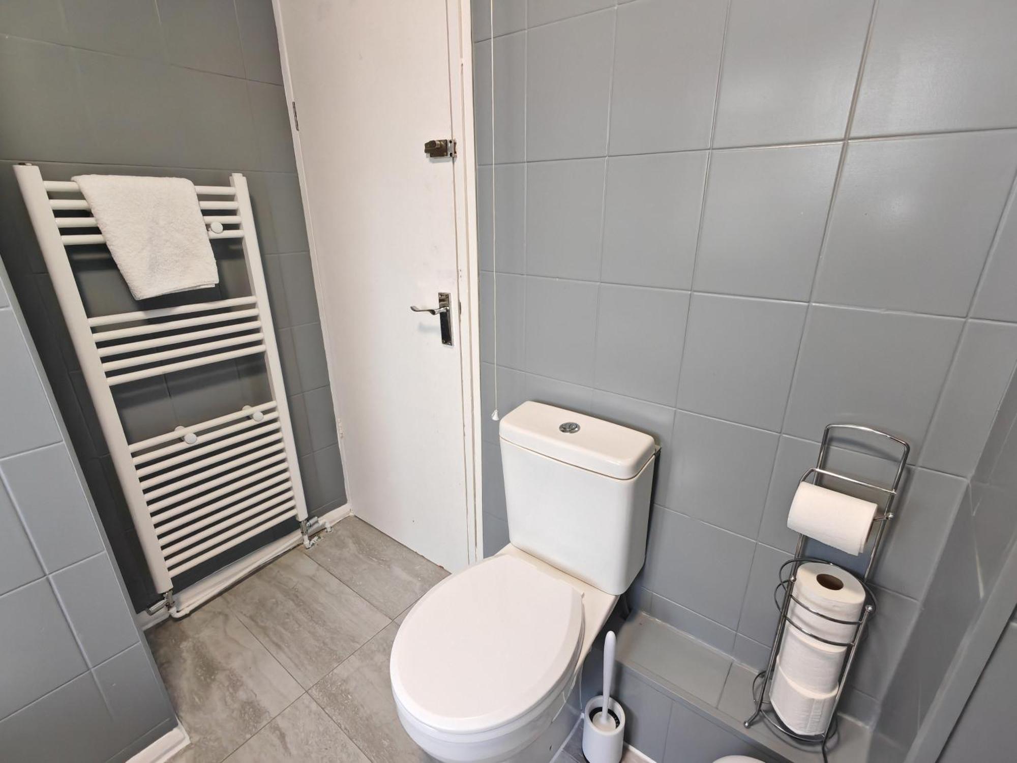Garland Modern Close To Station 3 Bedroom