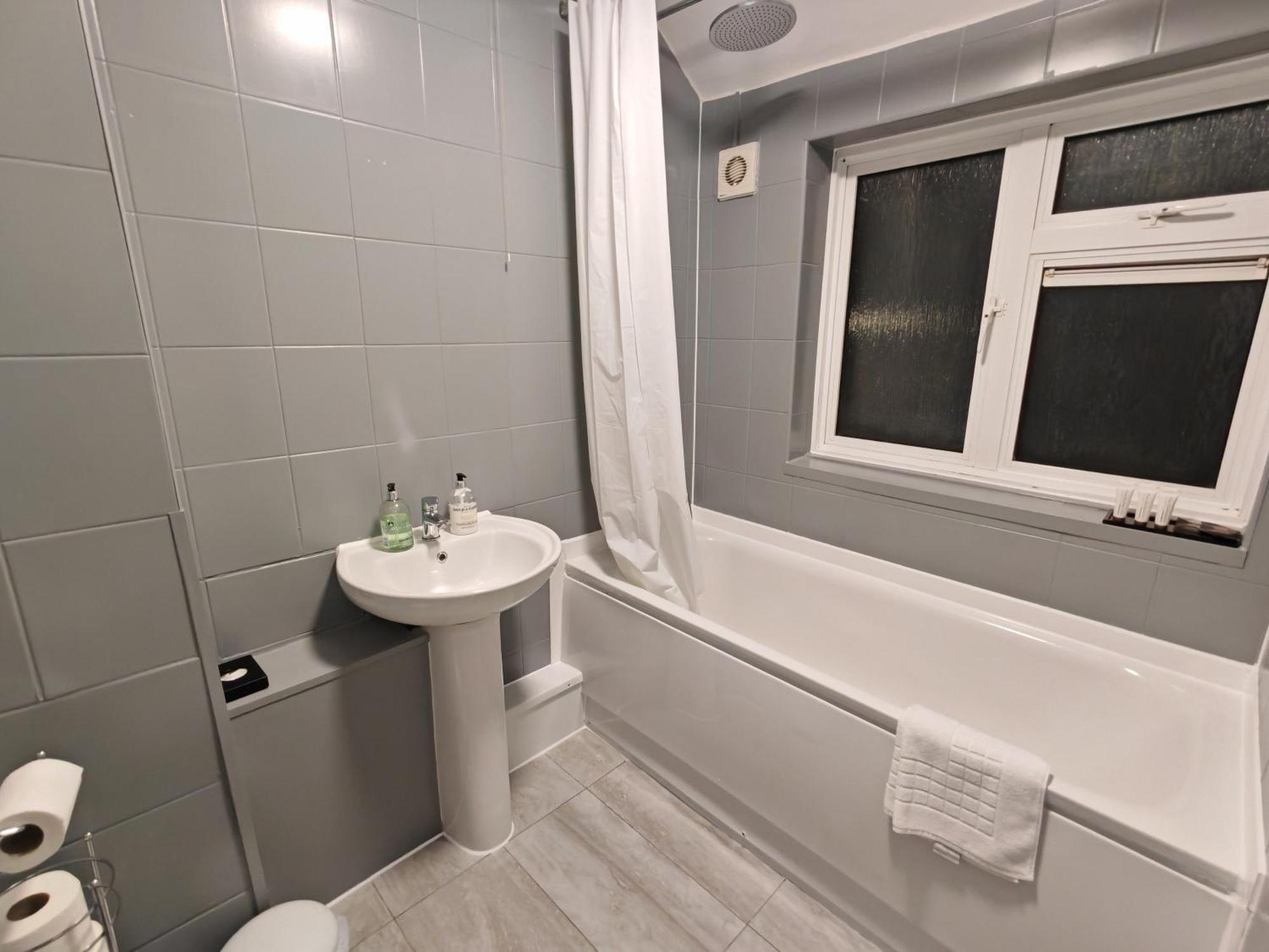 Appartement Garland Modern Close To Station 3 Bedroom Londen