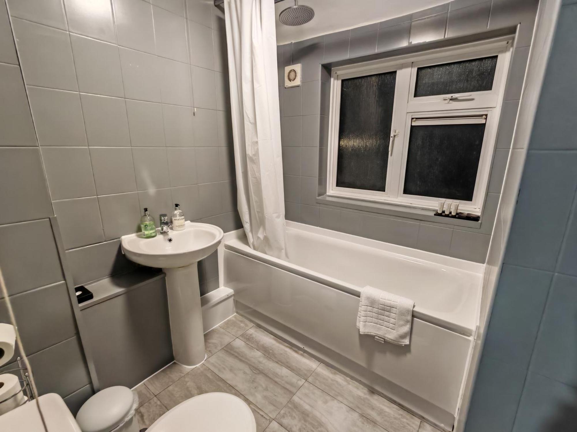 Garland Modern Close To Station 3 Bedroom Appartement
